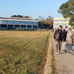 Héroes soñolientos con mochilas a la espalda