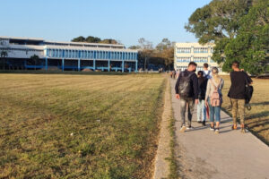 Héroes soñolientos con mochilas a la espalda