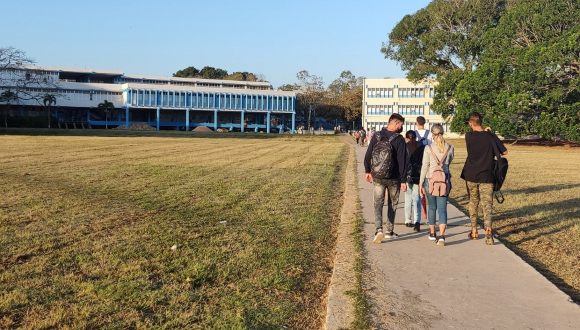 Héroes soñolientos con mochilas a la espalda