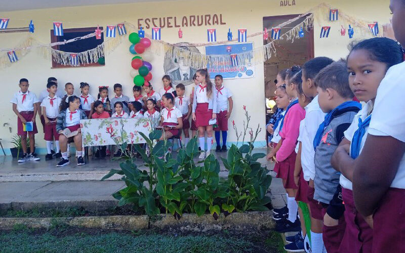 En escuelita rural, gratitud al magisterio