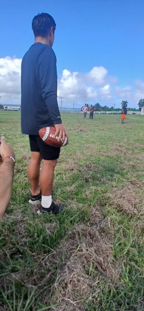 Clase de fútbol americano en Universidad de Matanzas