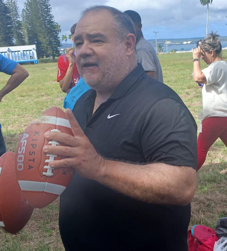 Clase de fútbol americano en Universidad de Matanzas