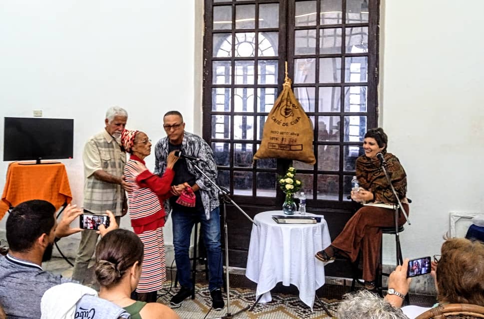 Dedican Peña de Café Mezclado a Leo García