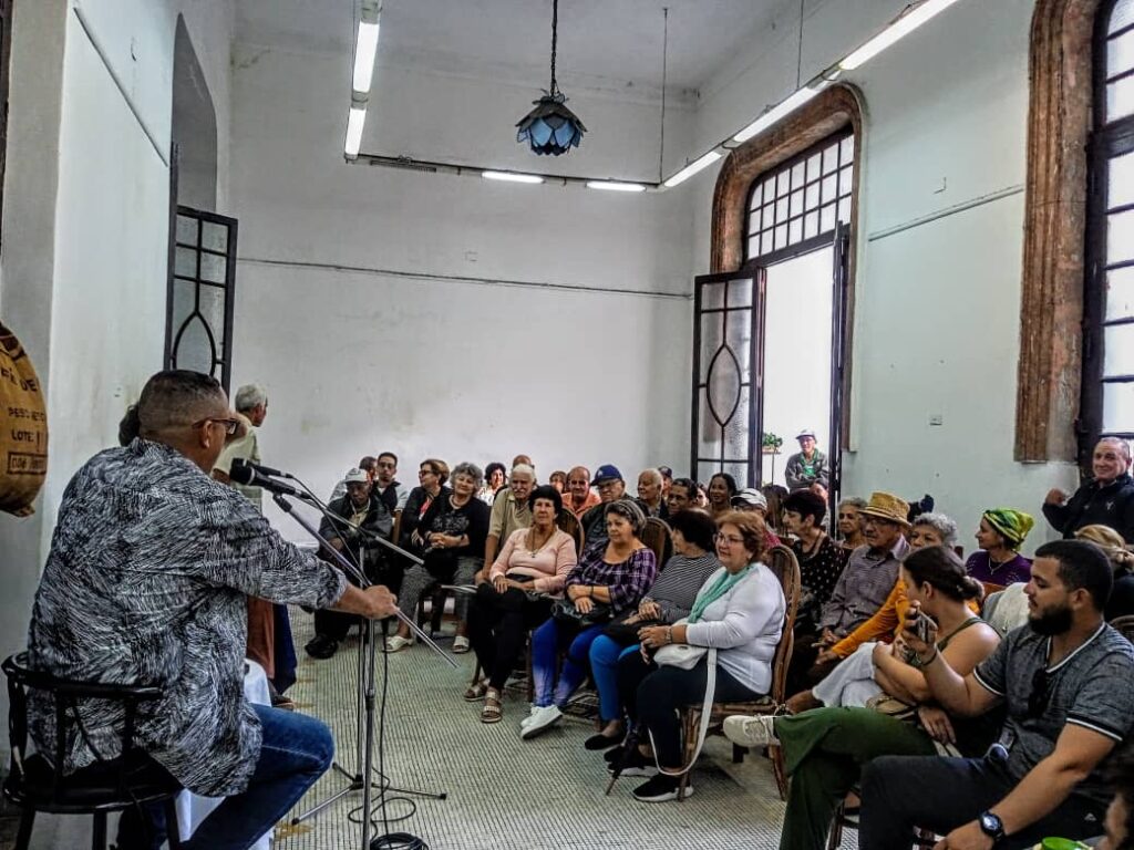 Dedican Peña de Café Mezclado a Leo García