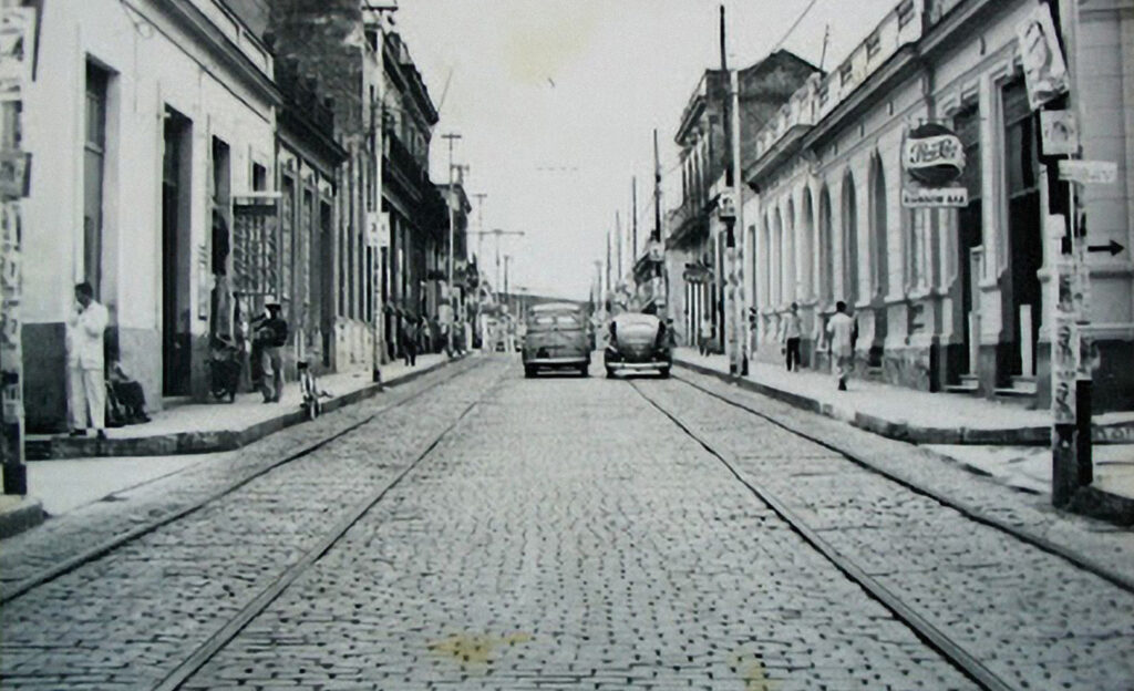 Tirry tiene lo suyo, y las fotos de época que les proponemos hoy constituyen evidencia fidedigna de cómo, en una misma calle, pueden confluir el pasado, el presente y, ojalá, el futuro de una ciudad y sus hijos.