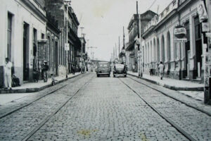 Tirry tiene lo suyo, y las fotos de época que les proponemos hoy constituyen evidencia fidedigna de cómo, en una misma calle, pueden confluir el pasado, el presente y, ojalá, el futuro de una ciudad y sus hijos.