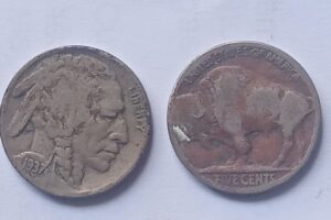 A finales del año 2023, llegan a manos de este redactor dos monedas de logrado y atractivo diseño. Emitidas entre 1913 y 1938, circularon a partir de marzo de este primer año, hasta ser sustituidas, en el último año señalado.