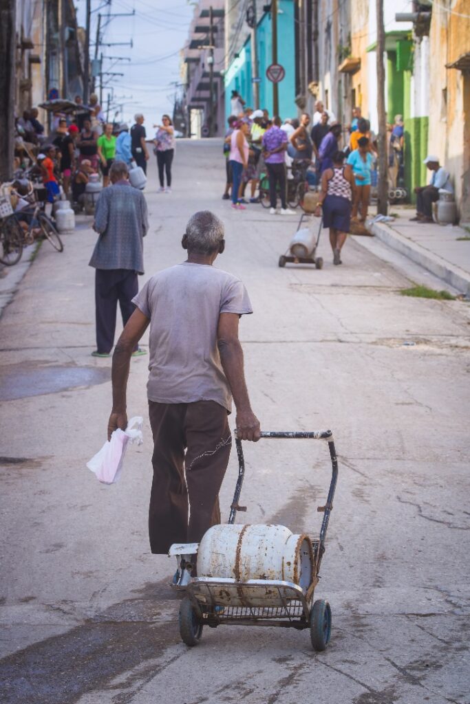 La sola gestión de adquirir el gas se vuelve un imposible para ancianos desatendidos por los familiares más jóvenes con que conviven. Foto: Raúl Navarro González