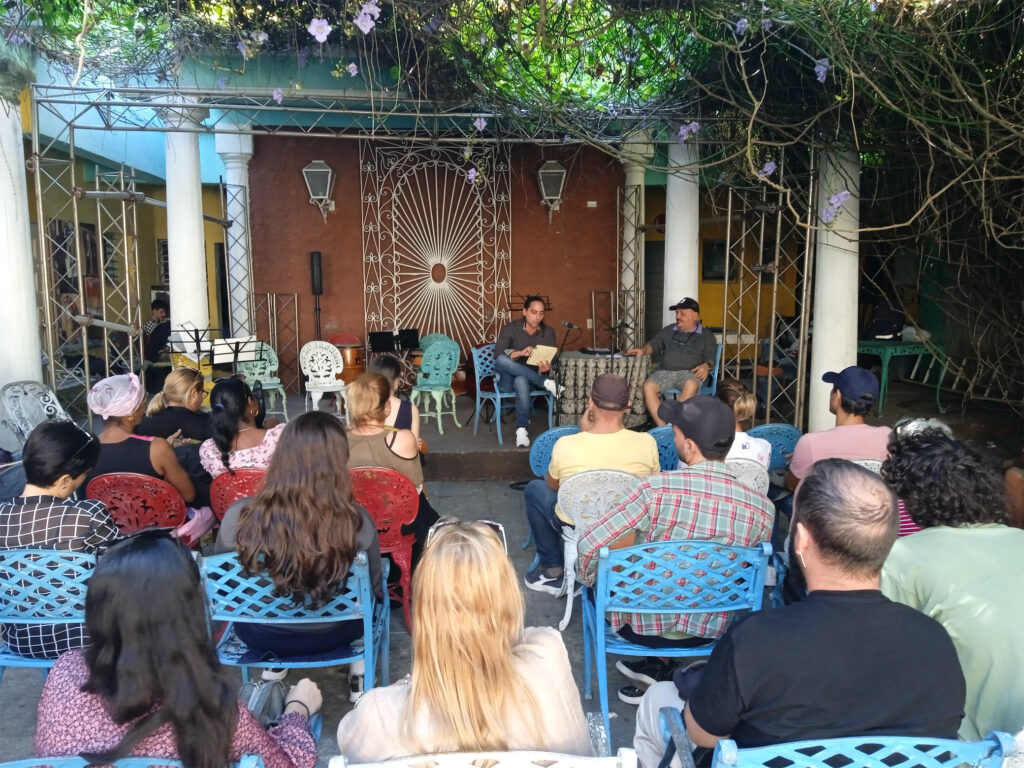 El otro café, peña literaria AHS Matanzas. Fotos: Félix González