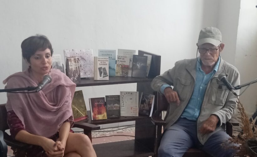 El escritor, periodista y pintor matancero Pedro Juan Gutiérrez visitó la Biblioteca Provincial Gener y Del Monte como parte del programa de trabajo de la filmación de un documental sobre su vida a cargo del director René Emilio Salis.