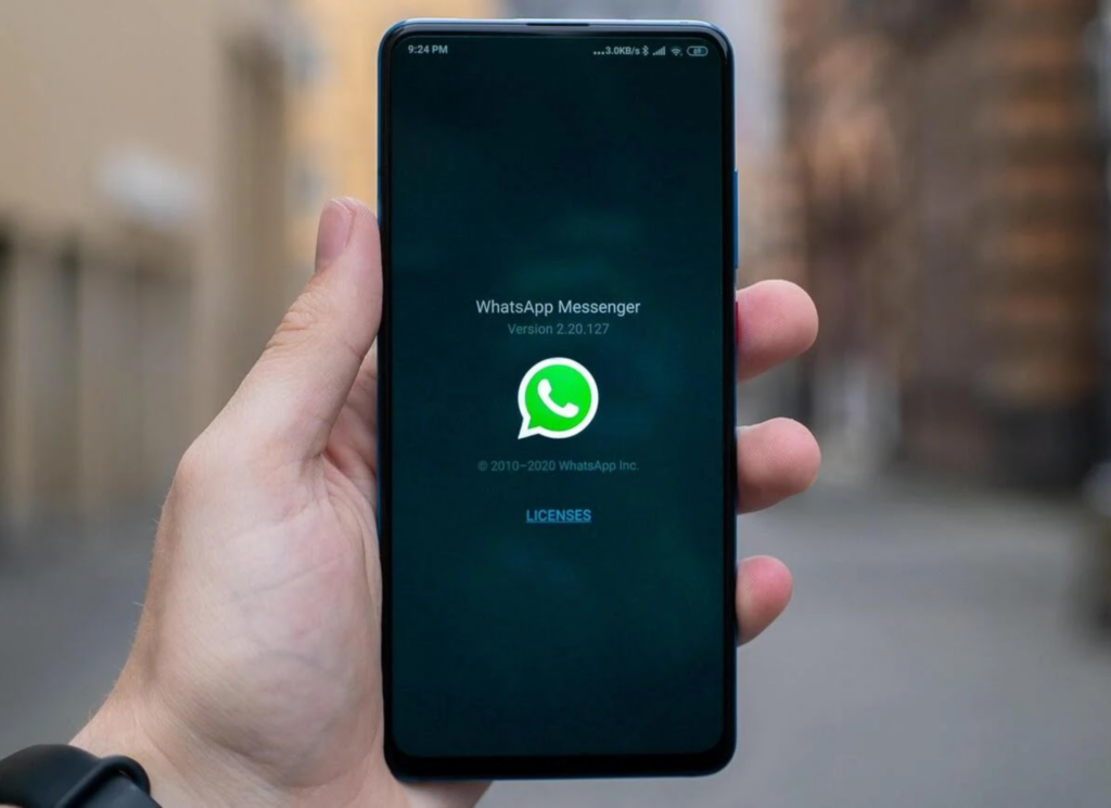 Móvil con WhatsApp en la pantalla