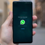 Móvil con WhatsApp en la pantalla