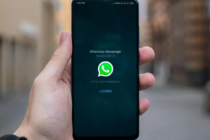 Móvil con WhatsApp en la pantalla