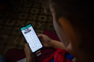 En 2022, uno de cada cinco niños y adolescentes presentaba adicción a los celulares; cifra que, al menos en Cuba, ha dado graves muestras de aumento. Foto: Raúl Navarro/Archivo Girón