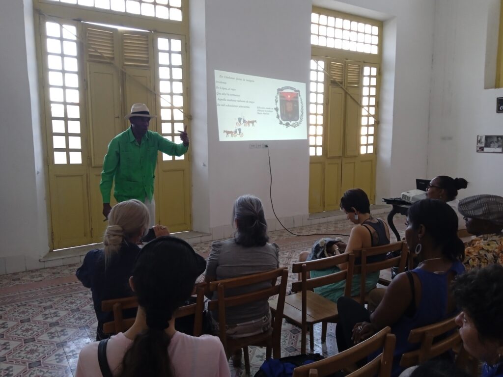 Presentan taller del proyecto Plantando Banderas en la biblioteca provincial