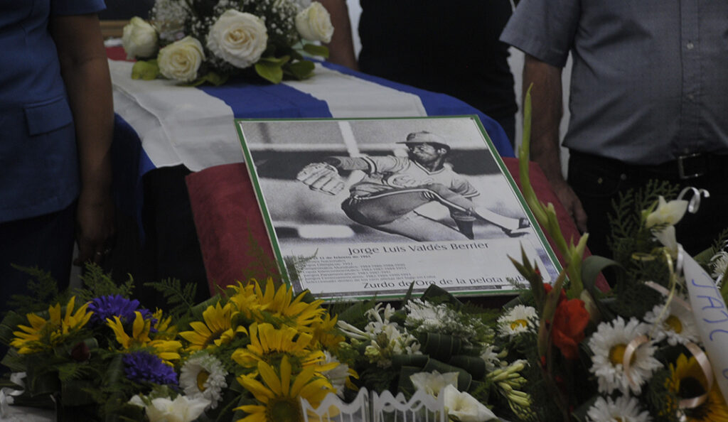 Despedida de Tati Valdés, uno de los grandes del béisbol cubano. Fotos: Ramón Pacheco