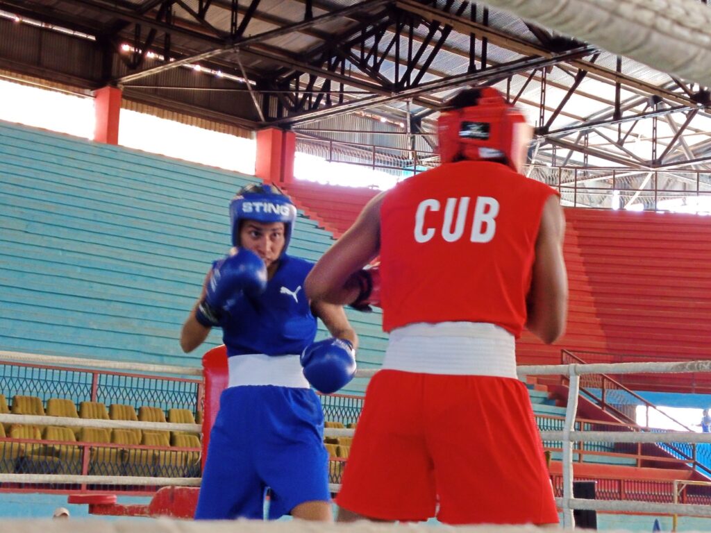 Yailena Palomo, de azul, sobre el ring de boxeo Foto-Guillermo Rodríguez Hidalgo