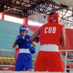 Yailena Palomo, de azul, sobre el ring de boxeo Foto-Guillermo Rodríguez Hidalgo