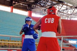 Yailena Palomo, de azul, sobre el ring de boxeo Foto-Guillermo Rodríguez Hidalgo