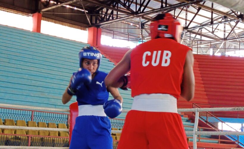 Yailena Palomo, de azul, sobre el ring de boxeo Foto-Guillermo Rodríguez Hidalgo