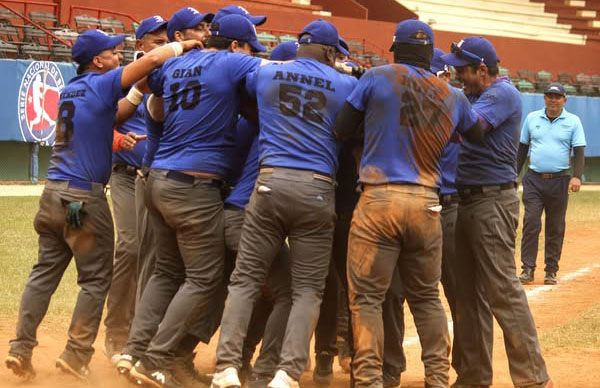 Softbol de la prensa en Matanzas: jonrón y abrazo (+ Fotos)