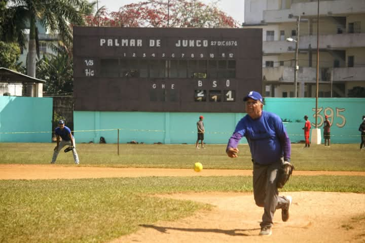 Los tres medallistas del pasado Torneo Nacional de Sóftbol de la Prensa, Medios Nacionales, Holguín y Camagüey, debutaron este lunes en los estadios de la Atenas de Cuba con par de barridas, para encabezar la tabla de posiciones de esta XXII edición.