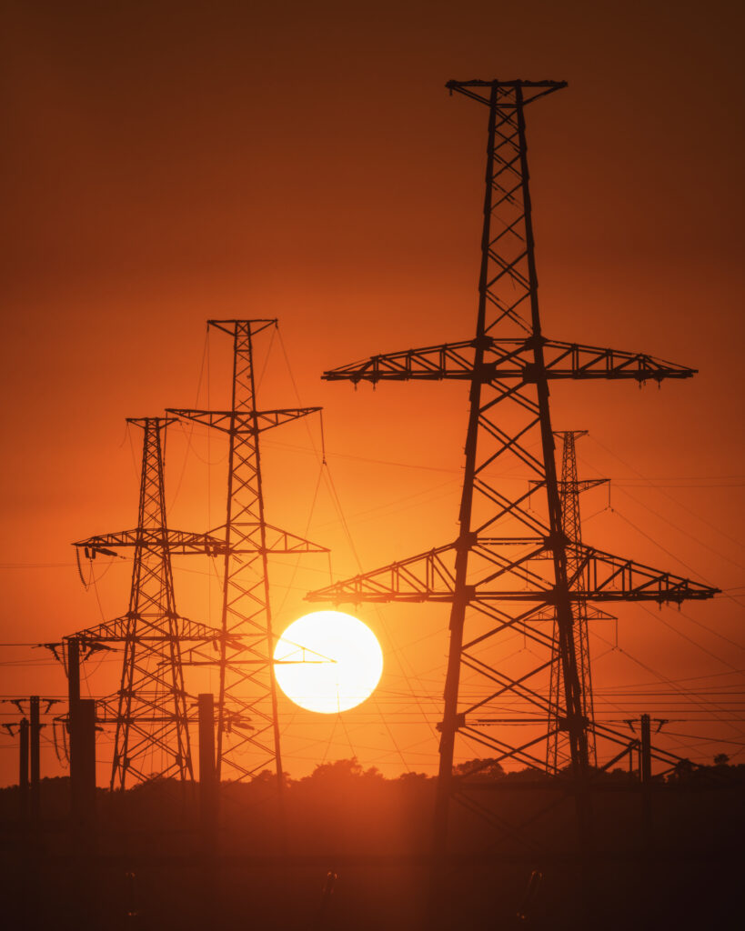 Unión Eléctrica UNE prevé afectación. Restablecen el Sistema Eléctrico Nacional