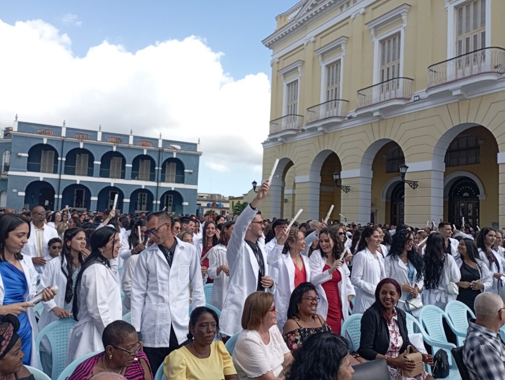 Más de 370 graduados reforzarán servicios médicos en Matanzas