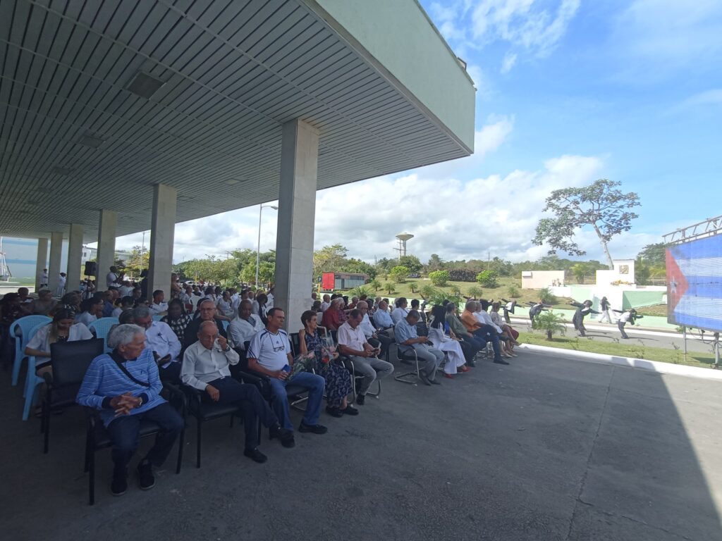 Trabajadores y profesionales de la salud del Hospital Provincial Clínico Quirúrgico Docente Faustino Pérez festejaron su 30 aniversario este 15 de febrero en un acto solemne a las fueras de sus instalaciones.