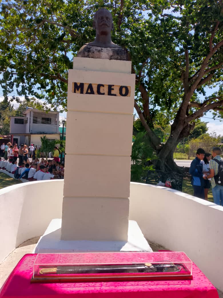 En Matanzas réplica del machete de Antonio Maceo