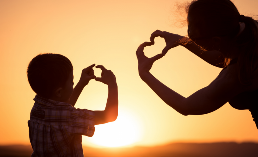 Madre e hijo. Foto: tomada del sitio deparenparpsicologia.com