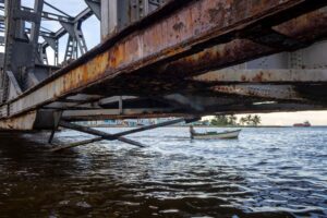 Un puente sobre el río revuelto (II)