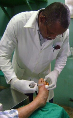 Capitán de la Clase Obrera en un médico matancero