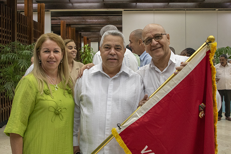 Matanceros reciben Orden Lázaro Peña