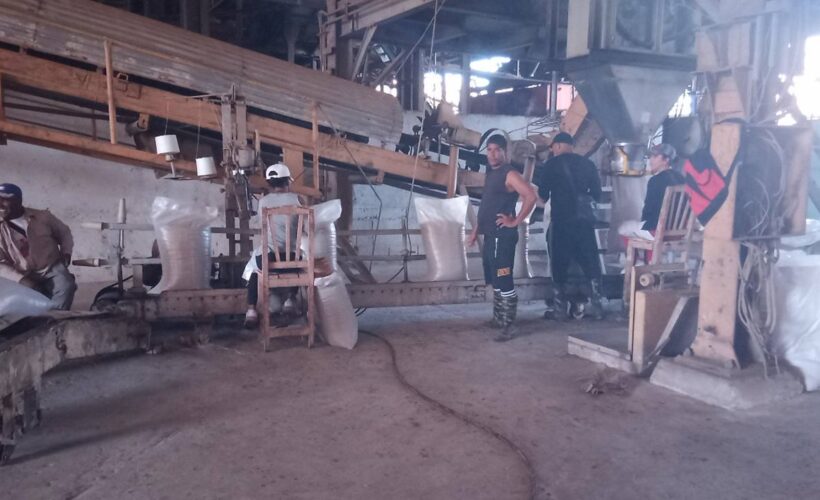 Central Jesús Sablón Moreno de Matanzas arriba a 100 días de zafra con deudas en el plan. Foto: tomada del perfil de Facebook de Iris Quintero Zulueta