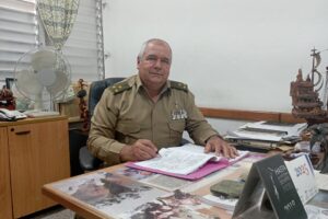 El Coronel Juan Carlos Martín Tirados dirige, desde hace 17 años, el Hospital Militar Clínico Quirúrgico Docente Dr. Mario Muñoz Monroy. Foto: Beatriz Mendoza Triana