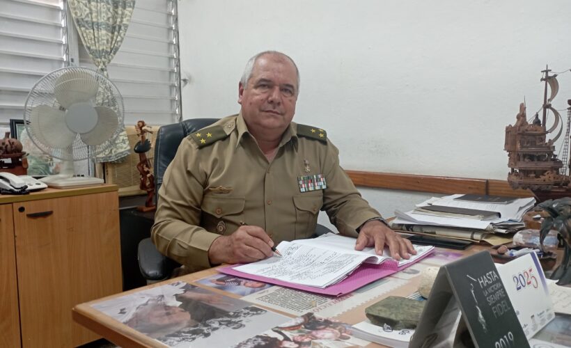 El Coronel Juan Carlos Martín Tirados dirige, desde hace 17 años, el Hospital Militar Clínico Quirúrgico Docente Dr. Mario Muñoz Monroy. Foto: Beatriz Mendoza Triana