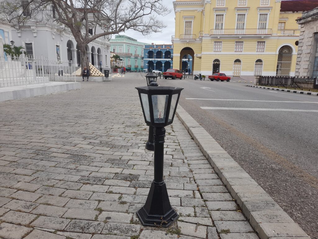 por vandalismo se entiende maltratar o destruir una instalación o un bien público, devastar sin tener consideraciones ni respetos. Y lo más triste es que no se circunscribe a la plaza matancera.