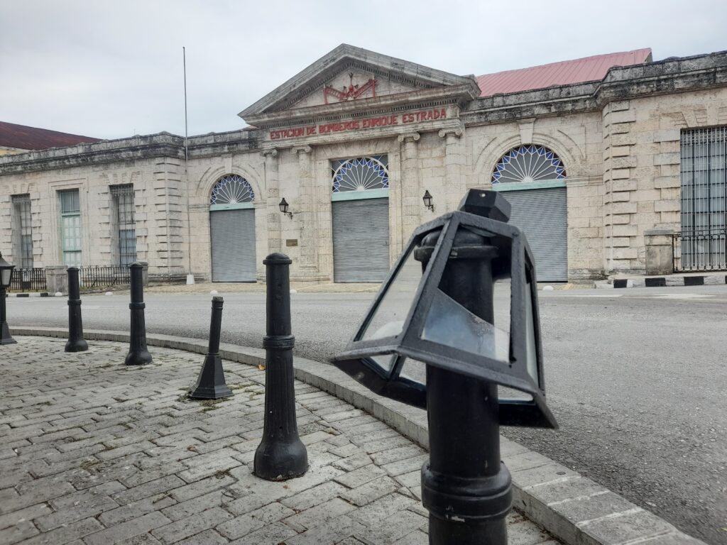por vandalismo se entiende maltratar o destruir una instalación o un bien público, devastar sin tener consideraciones ni respetos. Y lo más triste es que no se circunscribe a la plaza matancera.