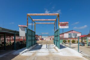 A unos kilómetros de las afueras del pueblo de Itabo, en el municipio de Martí, se encuentra la Unidad Empresarial de Base (UEB) Frank País, especializada en la cría de porcino. A pesar del difícil contexto que vive el país en cuanto a la energía eléctrica o la obtención de alimentos, esta empresa se caracteriza por un colectivo consagrado a su labor. 
