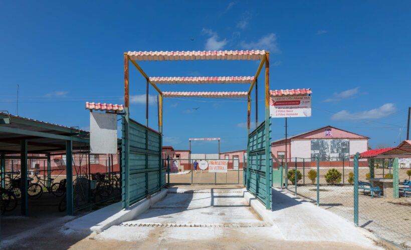 A unos kilómetros de las afueras del pueblo de Itabo, en el municipio de Martí, se encuentra la Unidad Empresarial de Base (UEB) Frank País, especializada en la cría de porcino. A pesar del difícil contexto que vive el país en cuanto a la energía eléctrica o la obtención de alimentos, esta empresa se caracteriza por un colectivo consagrado a su labor.