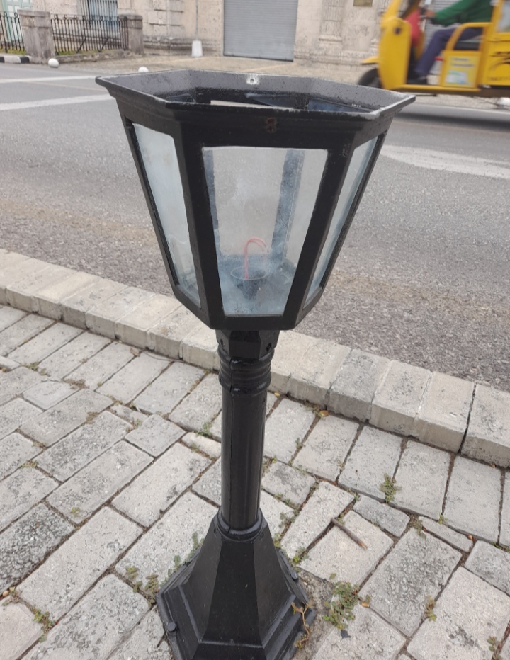 por vandalismo se entiende maltratar o destruir una instalación o un bien público, devastar sin tener consideraciones ni respetos. Y lo más triste es que no se circunscribe a la plaza matancera.