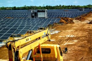 Constatan autoridades de la provincia proceso de construcción de parques fotovoltaicos