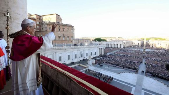 El Papa León XIV saluda al mundo por primera vez para conceder su bendición Urbi et Orbi. Foto: Vatican News.