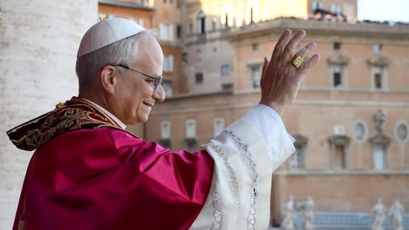 El Papa León XIV saluda al mundo por primera vez para conceder su bendición Urbi et Orbi. Foto: Vatican News.