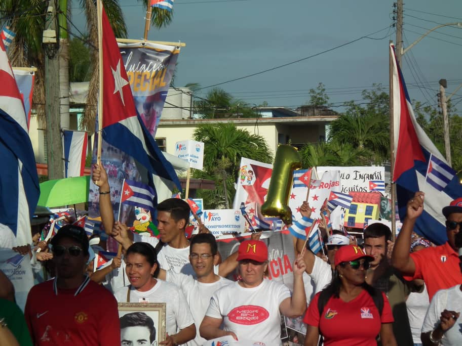 Matanceros desfilan en saludo al Primero de Mayo. Foto: Arnaldo Mirabal