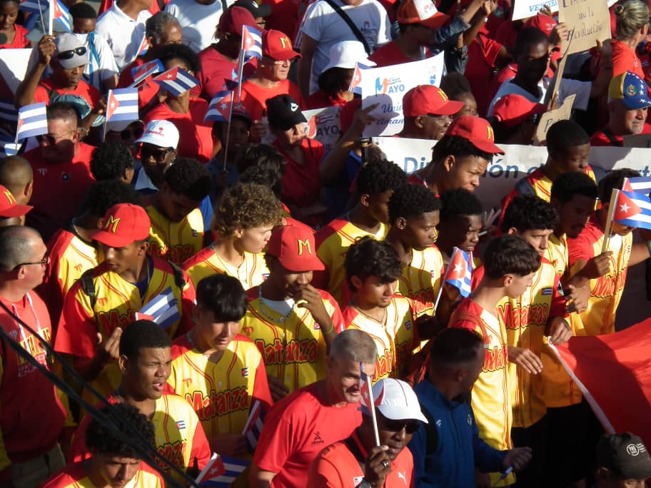 Matanceros desfilan en saludo al Primero de Mayo. Foto: Arnaldo Mirabal