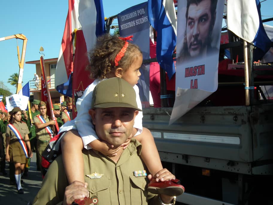 Matanceros desfilan en saludo al Primero de Mayo. Foto: Arnaldo Mirabal