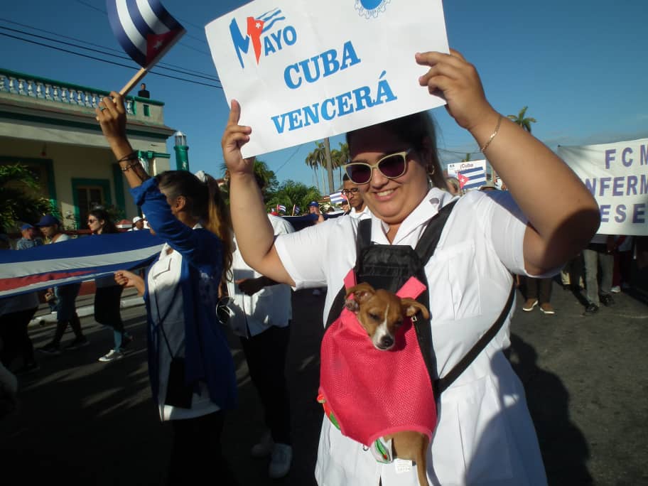 Matanceros desfilan en saludo al Primero de Mayo. Foto: Arnaldo Mirabal