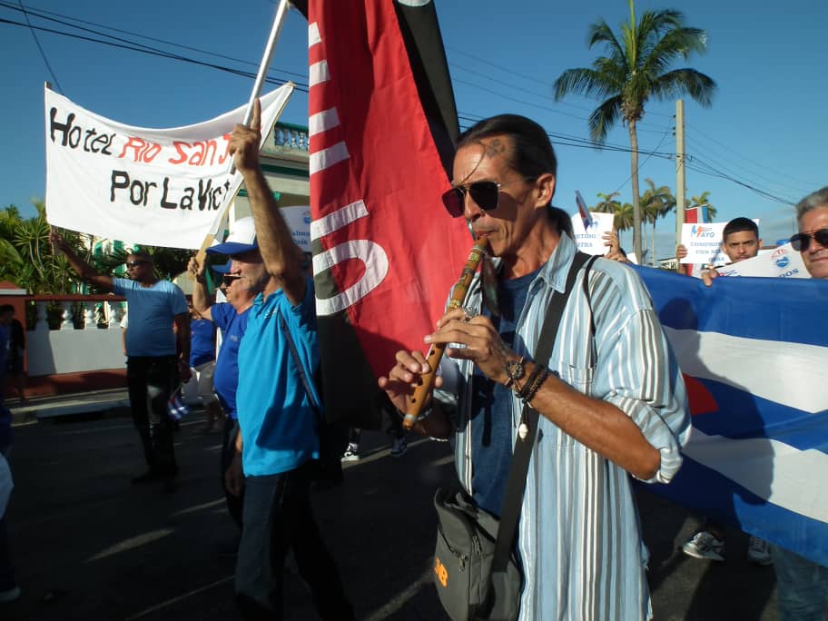 Matanceros desfilan en saludo al Primero de Mayo. Foto: Arnaldo Mirabal